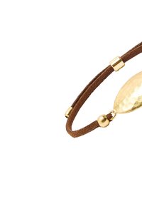 Brązowa bransoletka z zamszu z teksturowanym metalowym akcentem w kształcie wydłużonego liścia, ozdobiona złotymi koralikami i cylindrycznymi separatorami.