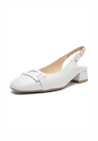 Zapato slingback de cuero blanco con tacón bajo de bloque, puntera cuadrada y hebilla decorativa en la parte delantera.