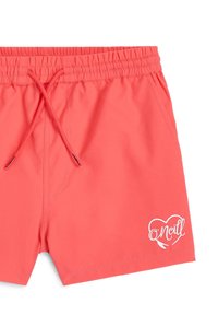 Korallfärgade simshorts med elastisk midja och dragsko. Har en vit logotyp i hjärtform på den nedre vänstra benet. Mjuk tygtextur.