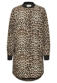 Leopardprintet jakke med en sort ribbet krave, trykknapper, lange ærmer og en afrundet kant. Fremstillet af et tekstureret stof.