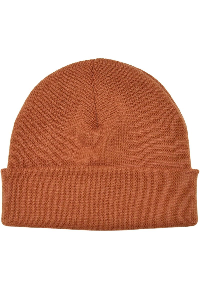 Beanie tricotat într-o nuanță caldă de portocalie-oxidată. Are un tiv pliat și un model texturat, cu dungi pe corp.