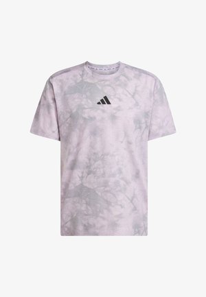 Svijetloljubičasta kratkodlana majica s teksturiranim uzorkom, s crnim Adidas logotipom na prsima i okruglim izrezom.