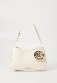 Bolso de mano color crema con forma curva, fabricado en un material suave. Presenta un acento espiral y una correa para el hombro. El logo es visible en la parte inferior.