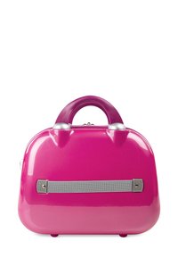 Bolso rígido rosa brillante con bordes redondeados, asa morada y correa horizontal gris en el frente sobre fondo blanco.