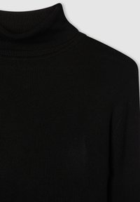 Czarny sweter z golfem wykonany z prążkowanej tkaniny, z wysokim kołnierzem i długimi rękawami. Tekstura jest gładka, a sylwetka dopasowana.