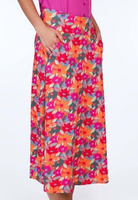 Blumen Midi-Rock mit einem lebhaften Muster in Orange, Rot und Pink auf einem grauen Hintergrund. Mit seitlichen Taschen und einem breiten Bund.