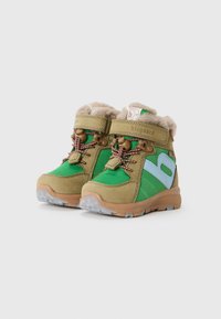 Botas infantiles verdes y marrones con paneles de malla, forro de piel sintética, cordones marrones y suelas de goma. Presentan acentos azules y etiquetado de la marca.