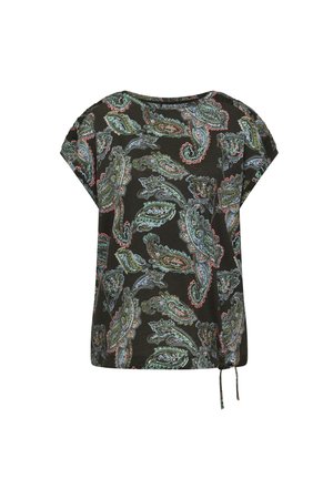 Blouse noire à manches courtes avec des motifs cachemire verts, bleus et roses et un petit cordon noué à l'ourlet sur fond blanc.