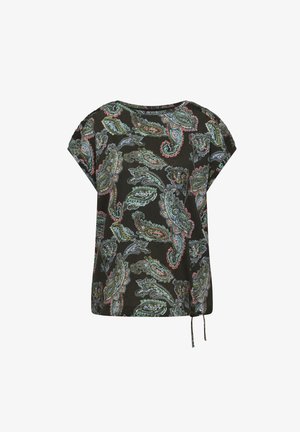 Blouse noire à manches courtes avec des motifs cachemire verts, bleus et roses et un petit cordon noué à l'ourlet sur fond blanc.