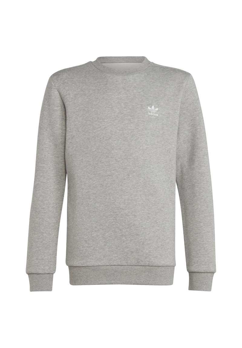 Hellgraues Crewneck-Sweatshirt mit langen Ärmeln und weißem Adidas-Logo auf der linken Brust, einfarbiger Hintergrund.
