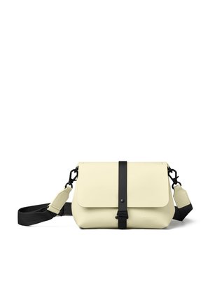 Kremfarvet crossbody-taske med sort justerbar rem og central sort spænde, enkelt design, Gaston Luga-logo på frontklap.