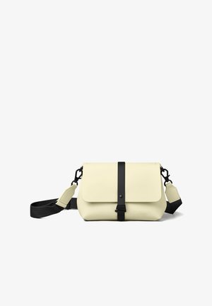 Kremfarvet crossbody-taske med sort justerbar rem og central sort spænde, enkelt design, Gaston Luga-logo på frontklap.