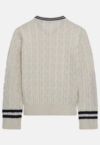 Maglione crema a lavorazione a trecce con polsini a coste con righe blu navy e bianche, che mette in risalto il tessuto testurizzato e il design tradizionale.