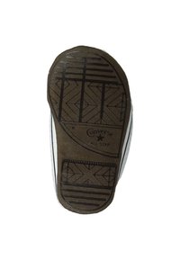 Svart gummisula med texturerade geometriska mönster, prydd med "Converse All Star"-logotypen, fäst vid en vit kanvasöverdel.