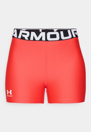 Crvene atletske kratke hlače s crnim pojasom na kojem piše "ARMOUR." Glatka tekstura s izvezenim logom u bijeloj boji na donjem lijevom dijelu.