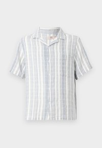 Koszula z krótkim rękawem zapinana na guziki, wykonana z paskowanego materiału w niebiesko-białe paski, z pojedynczą kieszenią na piersi i kołnierzykiem.