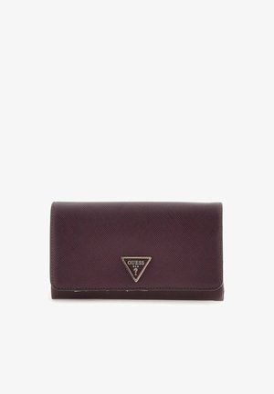 Portefeuille en cuir bordeaux avec finition texturée, doté d'une plaque logo triangulaire en argent et d'une fermeture pression. Design rectangulaire compact.