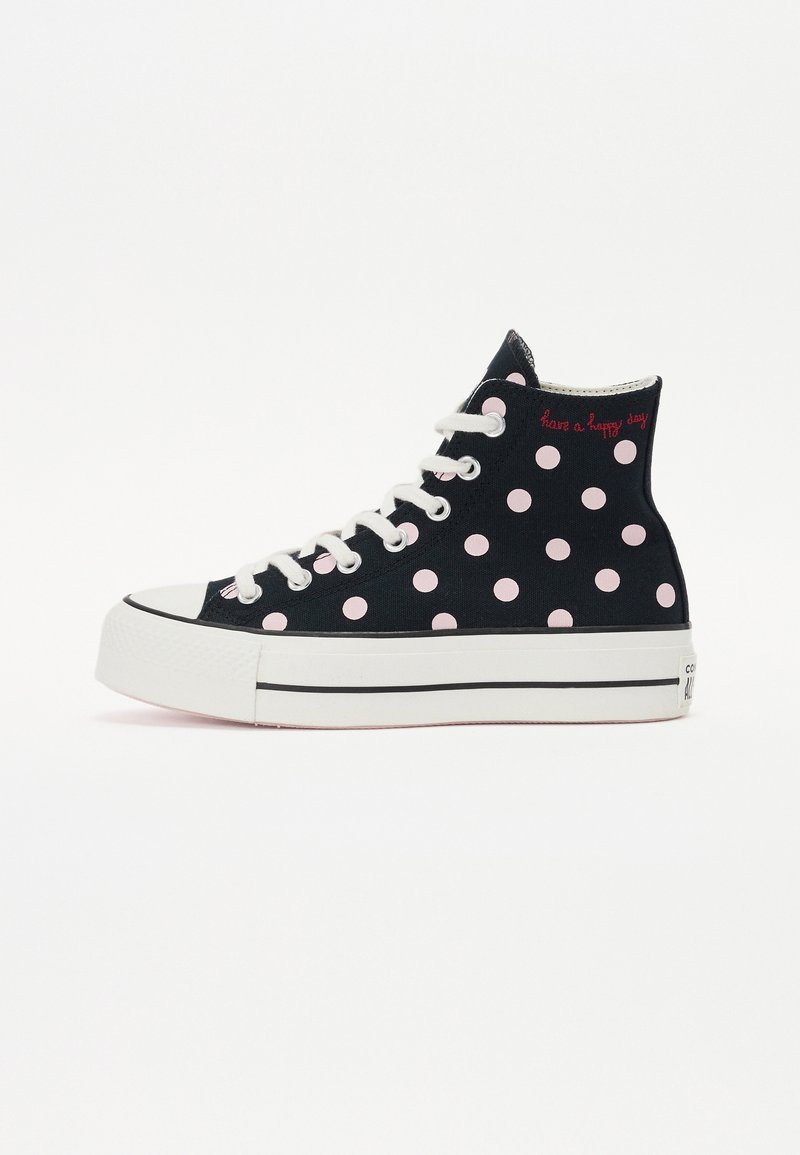High-Top-Sneaker mit schwarzem Canvas-Obermaterial, großen pinken Punkten, weißen Schnürsenkeln, einer Plattformsohle und gesticktem roten Text.