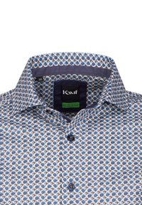 Camicia blu a motivo con colletto classico, caratterizzata da un design geometrico ripetuto, chiusura con bottoni e tessuto a contrasto all'interno del colletto.