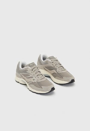 Grijze sport sneakers met een mesh bovenwerk, textuur overlays en lichte demping. Voorzien van veters, een gevoerd kraag en een rubberen zool.