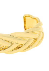 Bracciale in oro con design intrecciato, texture liscia e finitura lucida, che presenta una forma contemporanea e minimalista.