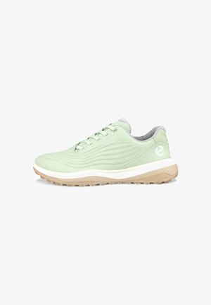 Zapatilla deportiva de color verde claro con cordones, lateral texturizado, media suela blanca, suela exterior beige y logo reflectante en el talón, vista de lado.