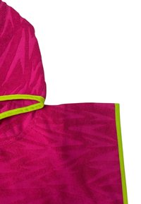 Tessuto fucsia con un motivo zigzag texturizzato, caratterizzato da un bordo verde lime brillante e un cappuccio. L'oggetto sembra essere un indumento.