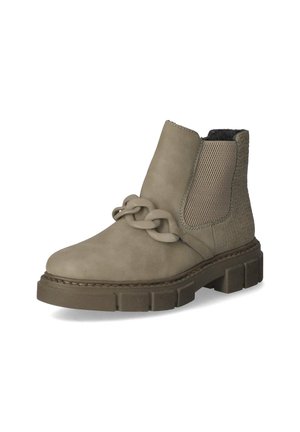 Bottines beiges en cuir lisse avec un panneau latéral texturé, un détail de chaîne en relief à l'avant et une semelle à crampons épaisse.