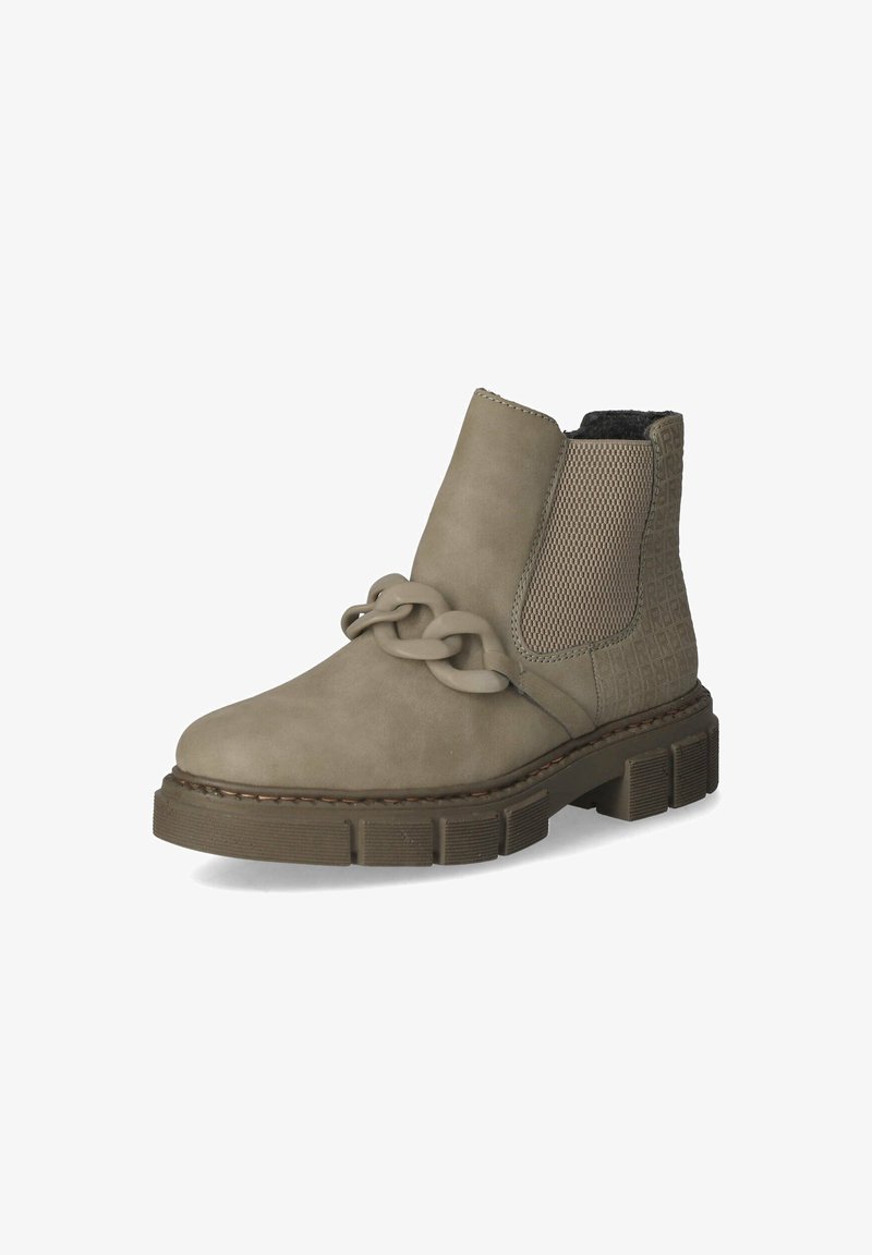 Botas de tobillo beige en piel lisa con un panel lateral texturizado, un detalle de cadena prominente en la parte frontal y una suela de plataforma robusta.