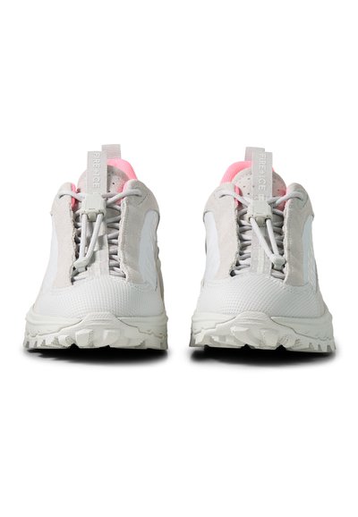 Paire de chaussures de sport blanches avec doublure intérieure rose, semelles texturées et languettes marquées "FIRE+ICE", vues de face.