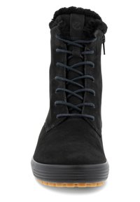 Botín de ante negro con parte superior de cordones, suela de goma y cuello de pelo sintético. Presenta una superficie texturizada y cordones azules contrastantes.