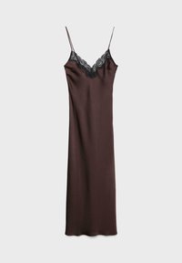 Robe nuisette en satin brun foncé avec fines bretelles et bordure en dentelle noire le long du décolleté en V, présentée sur un fond uni.