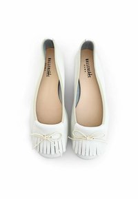 Bailarinas de cuero blanco con punta redondeada, detalle fruncido en la parte delantera y un lazo beige. Forro interior suave y suela flexible.