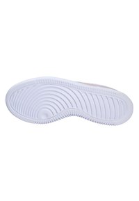 Suola di scarpa in materiale gommoso bianco, forma arrotondata, testurizzata con scanalature e creste concentriche per aderenza e trazione.