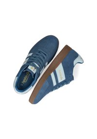 Blaue Wildledersneaker mit hellblauen Streifen, brauner Gummisohle und runder Zehenpartie. Mit Logodetails an der Seite und Zunge.
