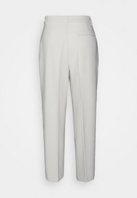 Pantalones beige de corte recto, hechos de una tela suave. Cuentan con una cinturilla, bolsillos laterales y traseros, y pliegues frontales planchados.