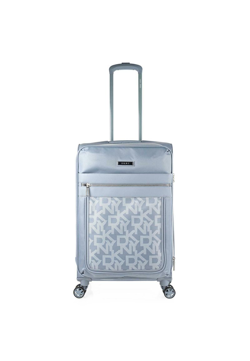 Maleta de mano azul claro con un acabado liso, que cuenta con un bolsillo frontal con estampado y un mango retractable, apoyada sobre cuatro ruedas.