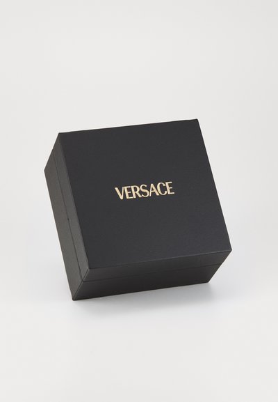 Must värviline kinkekarp sileda tekstuuriga, mille peal on kuldne "VERSACE" logo, ruudukujuline ja peene mati viimistlusega.