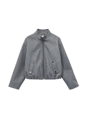 Harmaa lyhyt takki, jossa korkea kaulus, vetoketjusuljenta ja kaksi etutaskua. Valmistettu teksturoidusta kankaasta, jossa painonapilliset yksityiskohdat.