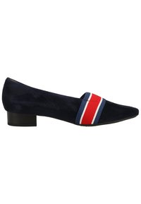 Chaussure à petit talon en daim bleu marine avec une bande en tissu rayée rouge, blanche et bleue à l'avant et un bout pointu.