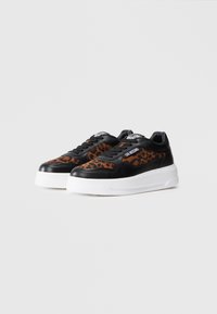 Juoda ir ruda leopardo rašto sportinė avalynė su baltomis masyviomis padais ir "LOVE MOSCHINO" prekės ženklas šoninėse ir liežuvėliuose.