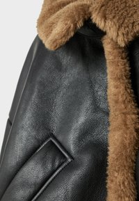 Stradivarius Veste en similicuir - black