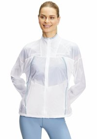 Witte lichte jas met een hoge hals, ritssluiting, gaas-inzetten en blauwe accenten. Zachte textuur, lange mouwen en een relaxte fit.