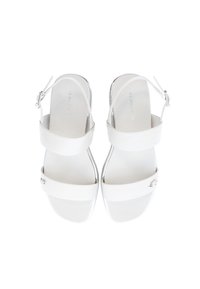 Bílé sandály s dvěma širokými pásky, zaoblenou špičkou, nastavovací sponou na kotníku a stříbrnými akcenty. Hladký kožený povrch, minimální design.