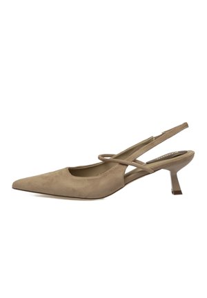 Zapato de tacón bajo tipo kitten en ante beige con puntera puntiaguda y una tira fina sobre el empeine.