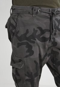 Urban Classics Kapsáče - dark grey