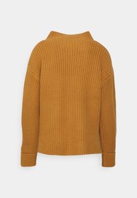 Pull jaune moutarde avec un motif de tricot texturé, doté d'un col montant et de manches longues, terminé par des poignets côtelés.