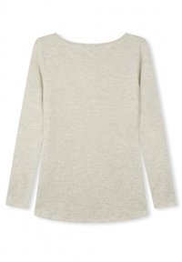 Blusa de manga larga en gris claro que presenta un escote redondeado, una textura suave y un dobladillo ligeramente curvado en la parte inferior. Diseño sencillo sin adornos.