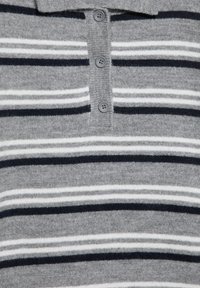 Grijs gebreid poloshirt met horizontale strepen in wit en marineblauw. Heeft een knoopsluiting met drie knopen en een zachte textuur.