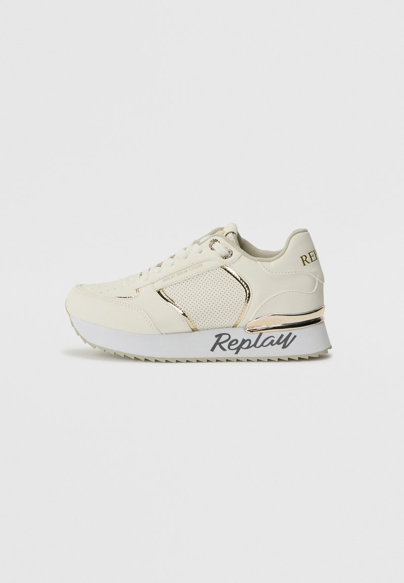 Cremefarvede sneakers med perforeret design og guld accenter. Har en kraftig hvid sål og "Replay" branding på siden.